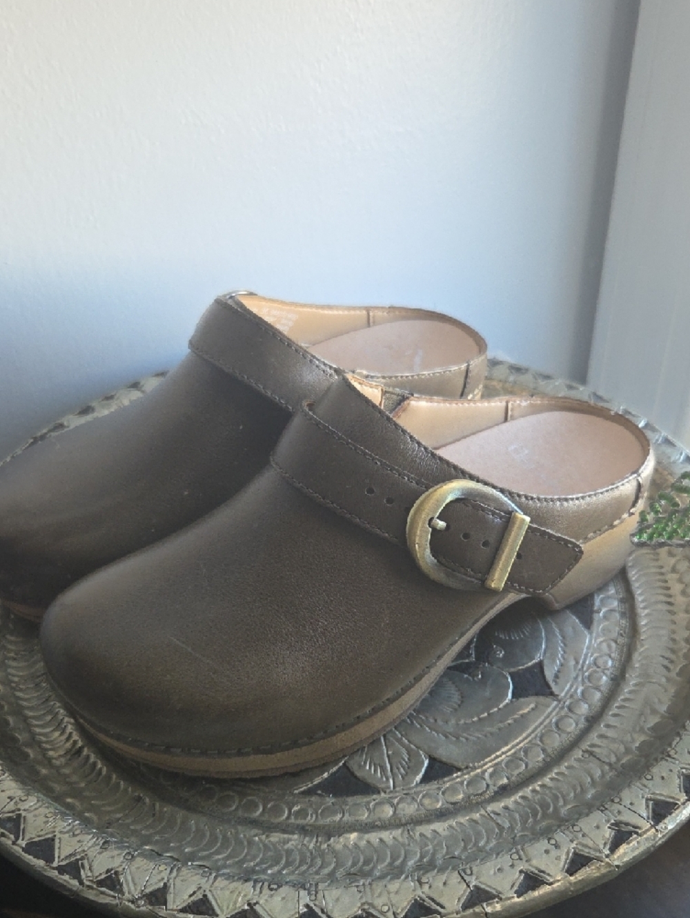 Dansko Olive Green Leather Clogs with Swivel Strap/ Ivy - Picture 4 of 7